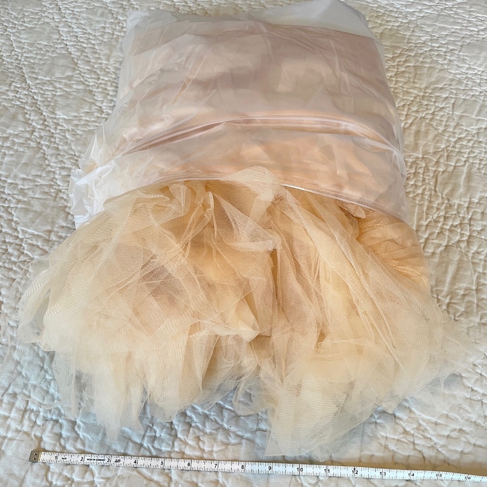 Tulle Maternity Photoshoot Gown - Champagne - Picture 2 of 9